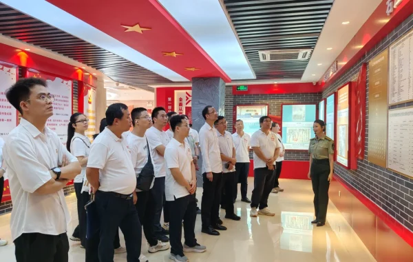 参观百色廉政教育展厅