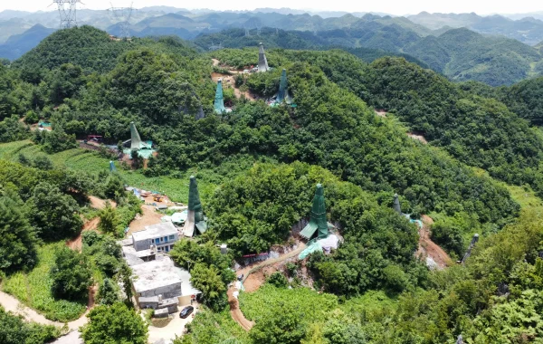 深山筑塔